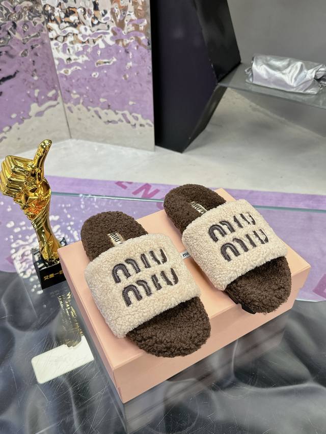 工厂价： 百分百真羊毛假一罚十 Miu Miu 24Ss新款刺绣羊毛拖鞋 欧洲进口a级羊毛 与原版一致满鞋全部采用纯羊毛 鞋面和垫脚logo采用混种羊皮 大底与